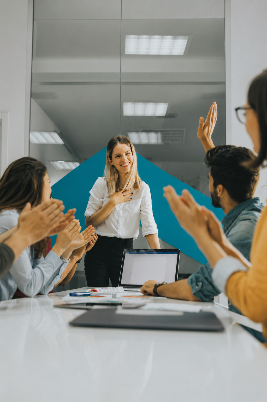 Equipo de líderes celebrando en una sesión de trabajo