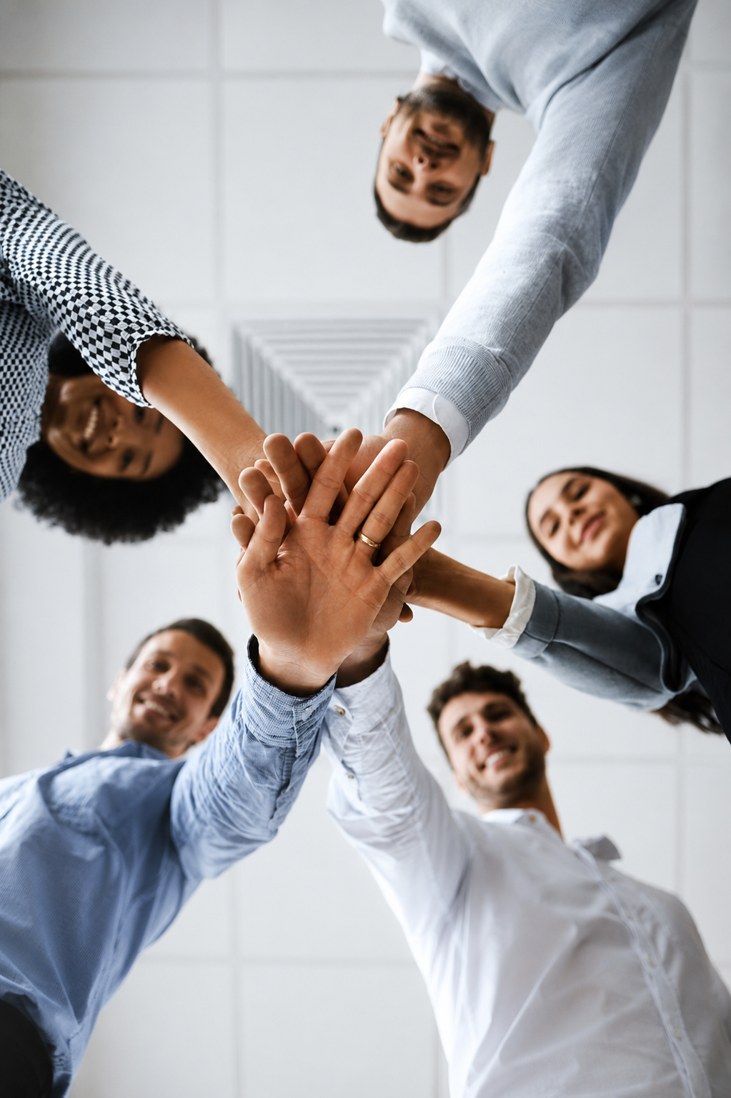 Equipo de líderes unidos en señal de compromiso